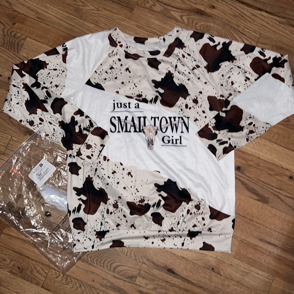 NEW Cow Print “Just a Small Town Girl” Graphic Tee Size Small - Picture 2 of 7